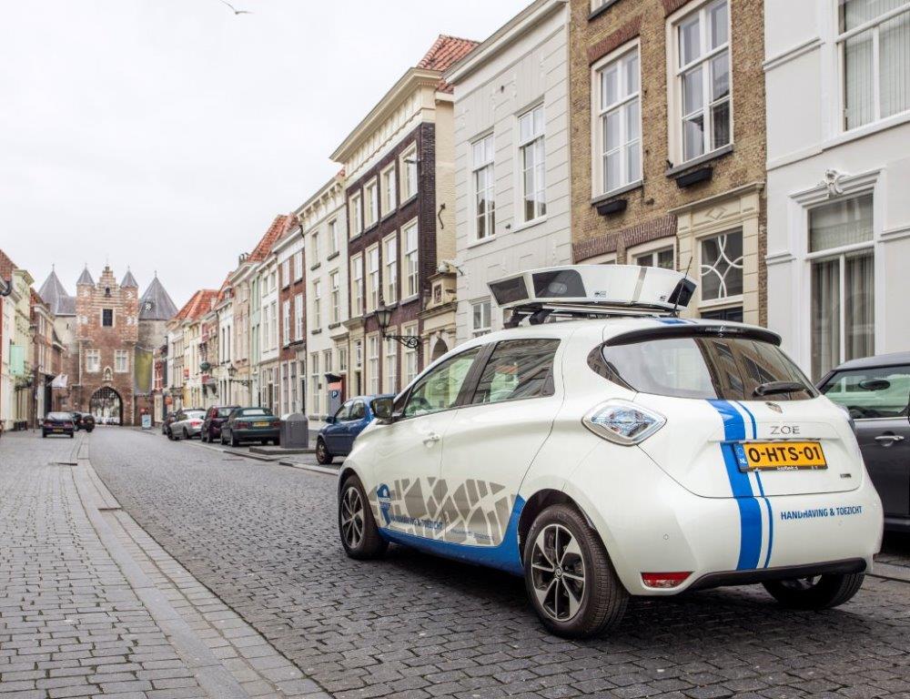 scanauto op de weg in stad